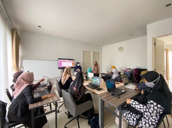 TIM PENGABDIAN PKK FPTK UPI BERI PELATIHAN APLIKASI DIGITAL MIX MATCH (DIGI_M2) DESAIN BUSANA BATIK DENGAN PENDEKATAN HEUTAGOGY BAGI GURU DI SEKOLAH MENENGAH KEJURUAN