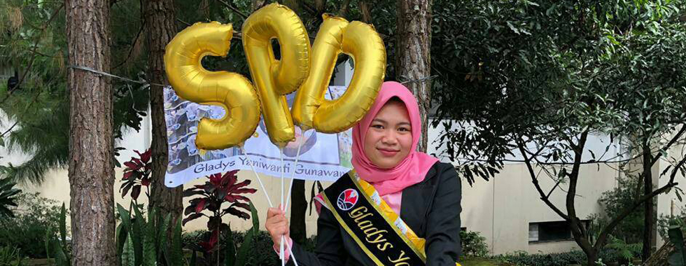 Wisudawan Terbaik Tingkat Fakultas, Gladys Yaniwanti Gunawan: Jangan pernah lelah dan malas!