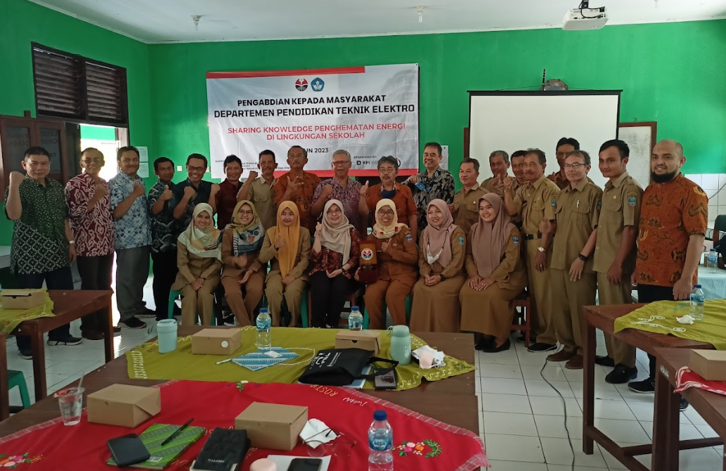 Program Studi Pendidikan Teknik Elektro, Teknik Elektro dan PTOIR menggelar program pengabdian kepada masyarakat bertajuk Pemanfaatan Teknologi dan Literasi Digital untuk Sekolah di SMPN 1 Cimerak Pangandaran