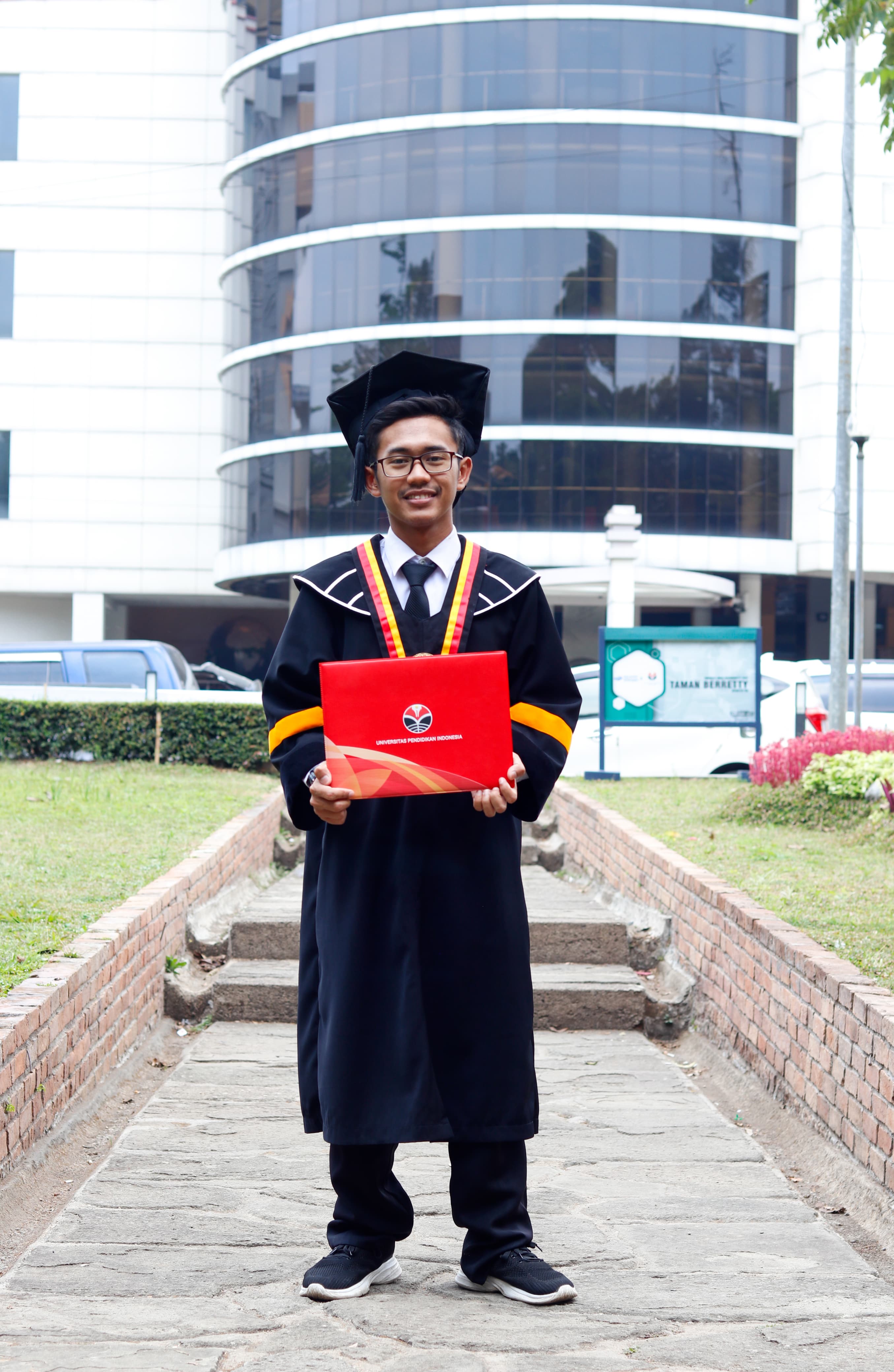 Aditya Nur Ilyasa, Mahasiswa Penerima JFLS Berhasil Menjadi Wisudawan Terbaik Program Studi Pendidikan Teknik Otomotif