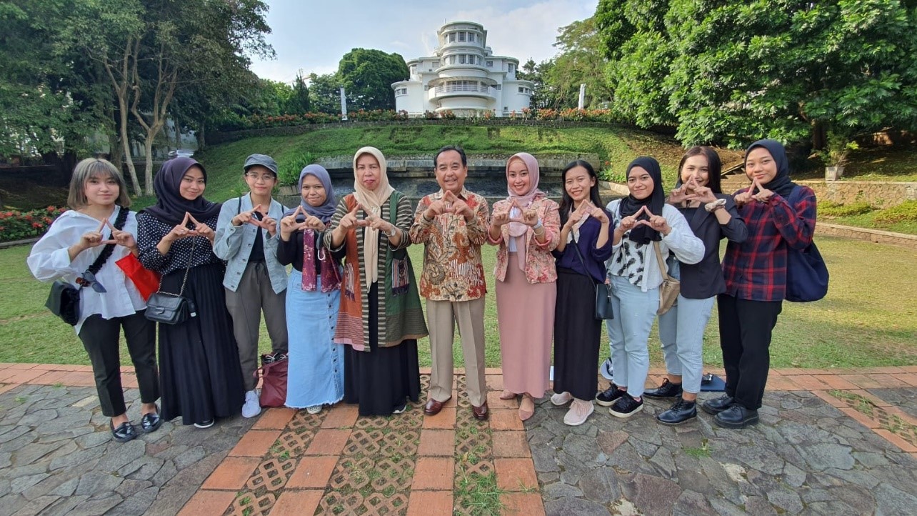 Rektor UPI Apresiasi Mahasiswa Prodi Pendidikan Tata Busana 
