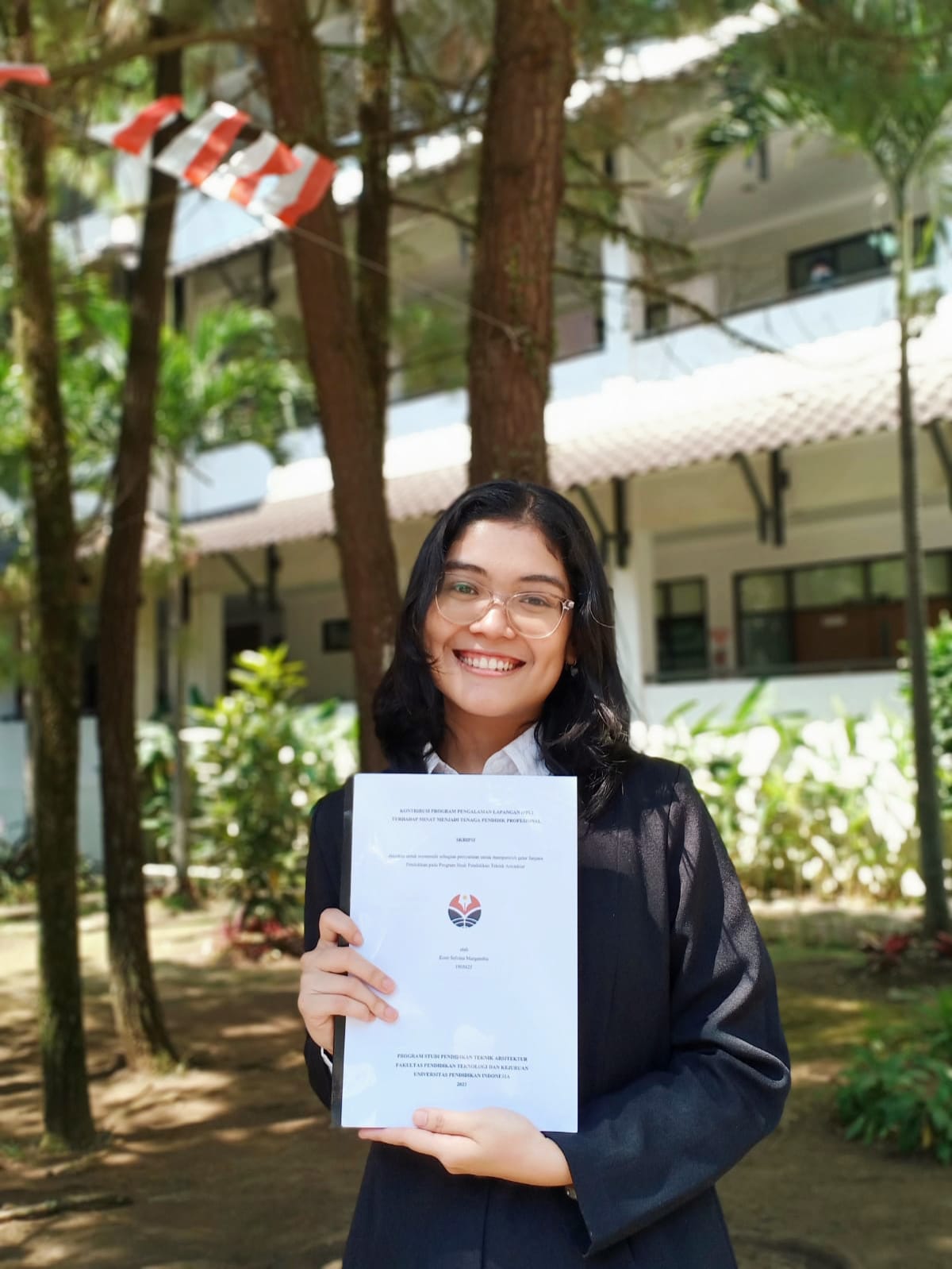 Langkah Kecil yang Konsisten Membawa Ester Selvina Margaretha Menjadi Wisudawan Terbaik Program Studi Pendidikan Teknik Arsitektur