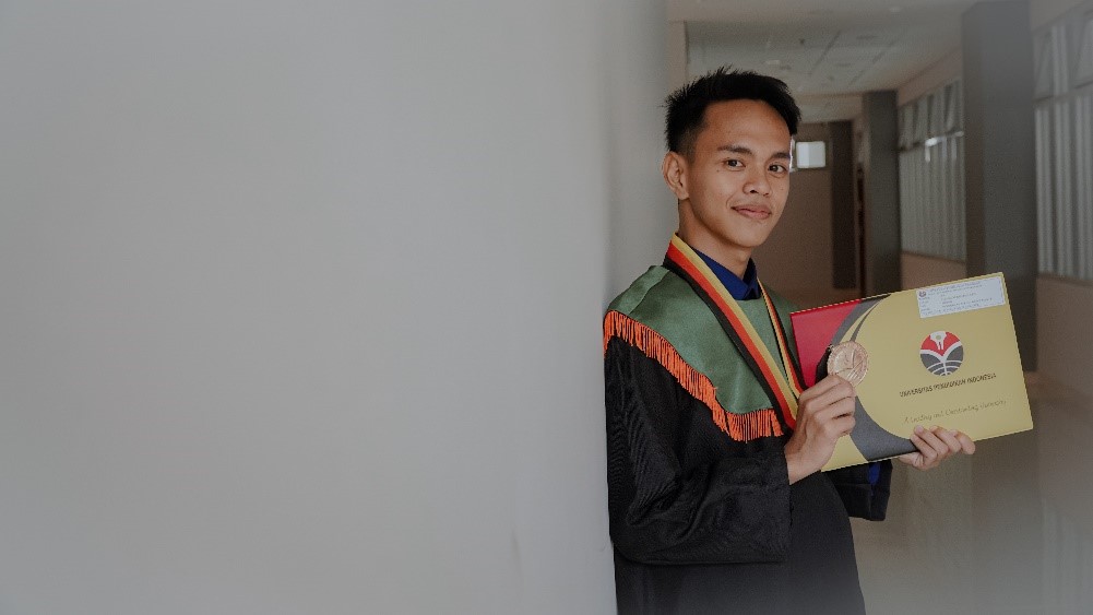 Miliki tekad dan kerja keras yang tinggi antarkan Jajang Nurjaman sebagai Wisudawan Terbaik Tingkat Prodi