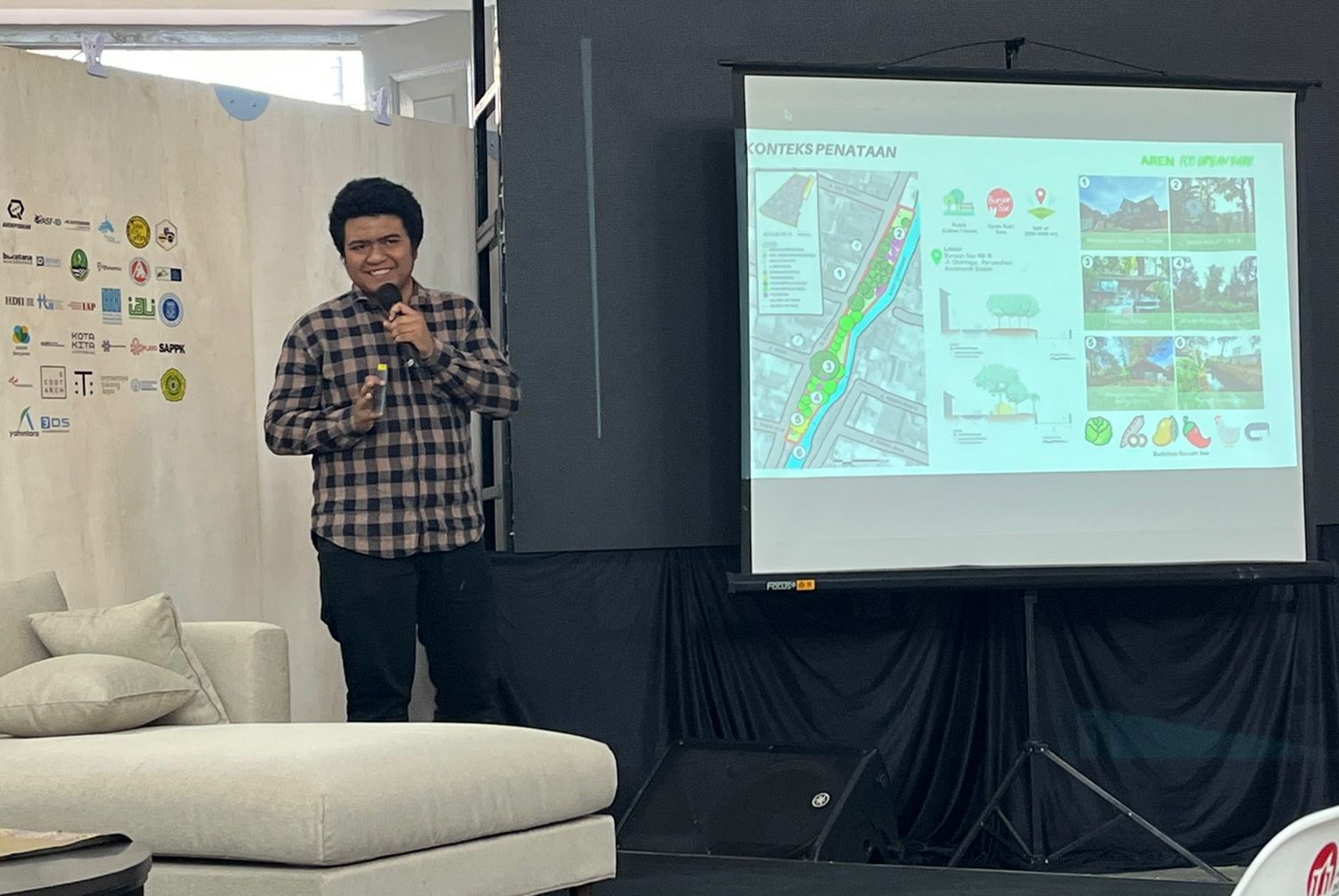Aktif sayembara dan berpraktisi menjadi kisah Perkuliahan Merdeka Masa Pandemi Muhammad Faishal Nugraha sebagai Wisudawan terbaik Prodi Arsitektur FPTK UPI