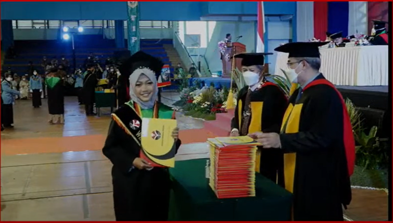 Silmi Farhah Fauziah Raih IPK Tertinggi FPTK UPI