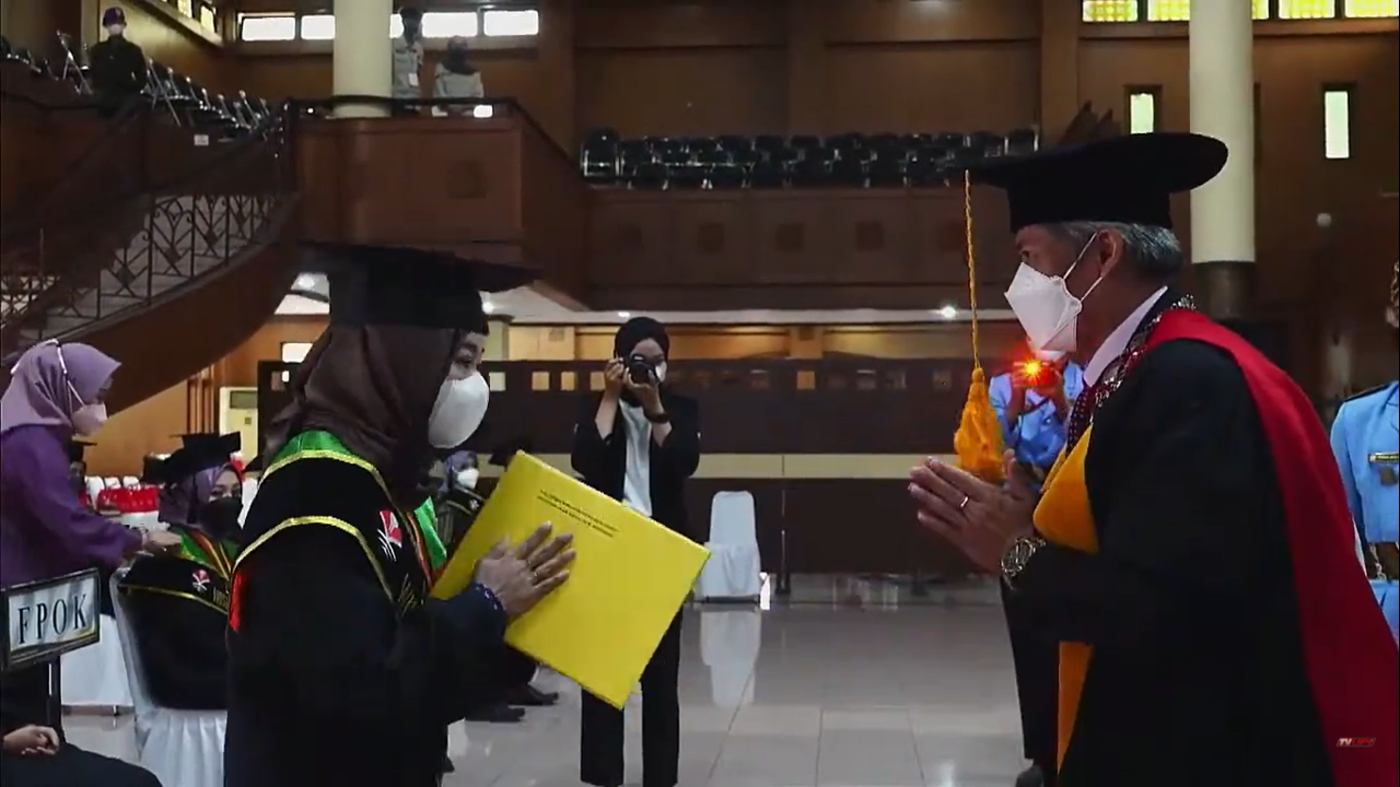 Nur Laila Fitriani, Wisudawan terbaik tingkat Fakultas Pendidikan Teknologi dan Kejuruan Universitas Pendidikan Indonesia 