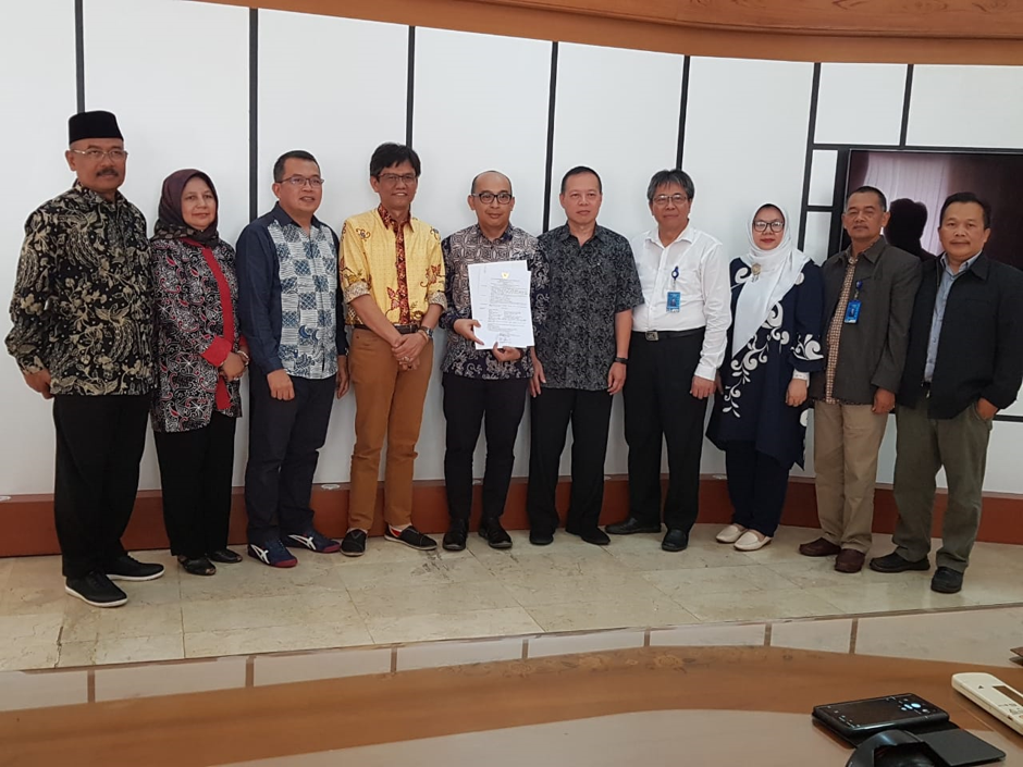 Penyerahan SK Pengangkatan Guru Besar a.n. Prof. Dr. Ade Gafar Abdulah, M.Si.