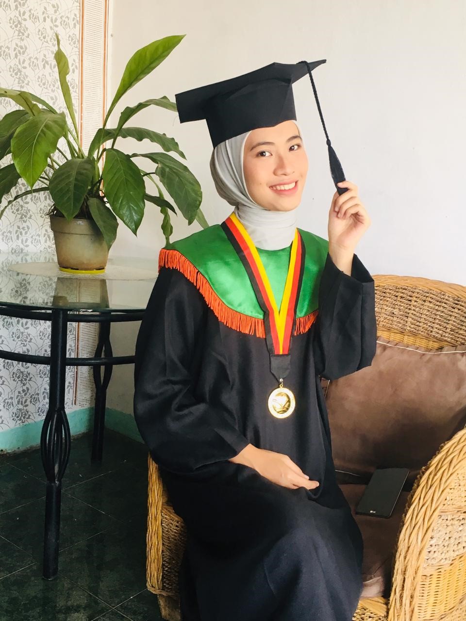The Story of Della Aliyah, the Best Graduate of a Bachelor of Fashion Design Education Study Program