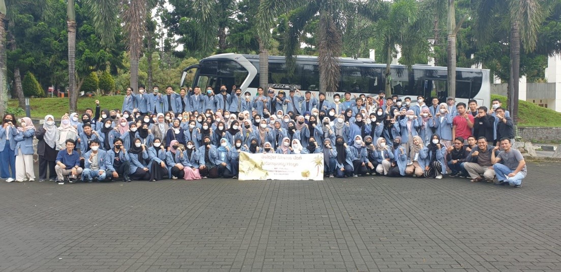 Belajar Sketsa dari Kampung Naga: Kunjungan Mahasiswa Baru DPTA ke Kampung Naga, Tasikmalaya