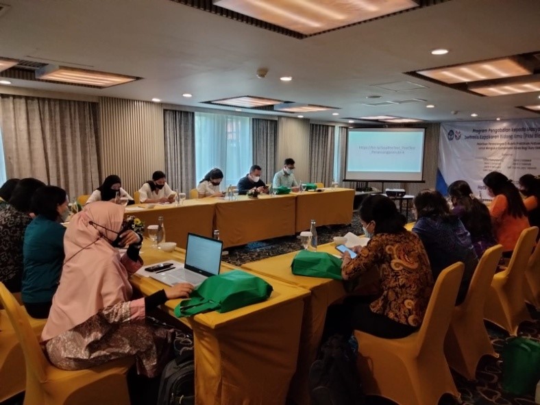 Tim PkM FPTK UPI Beri Pelatihan Perancangan E-Rubric Praktikum Patisserie bagi Guru SMK