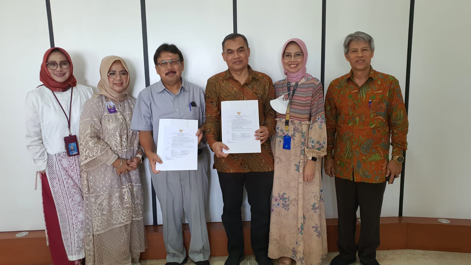 Penyerahan SK Guru Besar Prof. Dr. H. Danny Meirawan, M.Pd, dan Prof. Dr. Dedi Rohendi, M.T