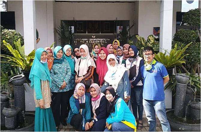 Tim PKM FPTK UPI: Pengembangan Skill Warga Desa Cihideung melalui Pelatihan membuat Lilin Aromatherapy dan Sabun Padat dari Limbah Bunga Mawar dan Krisan