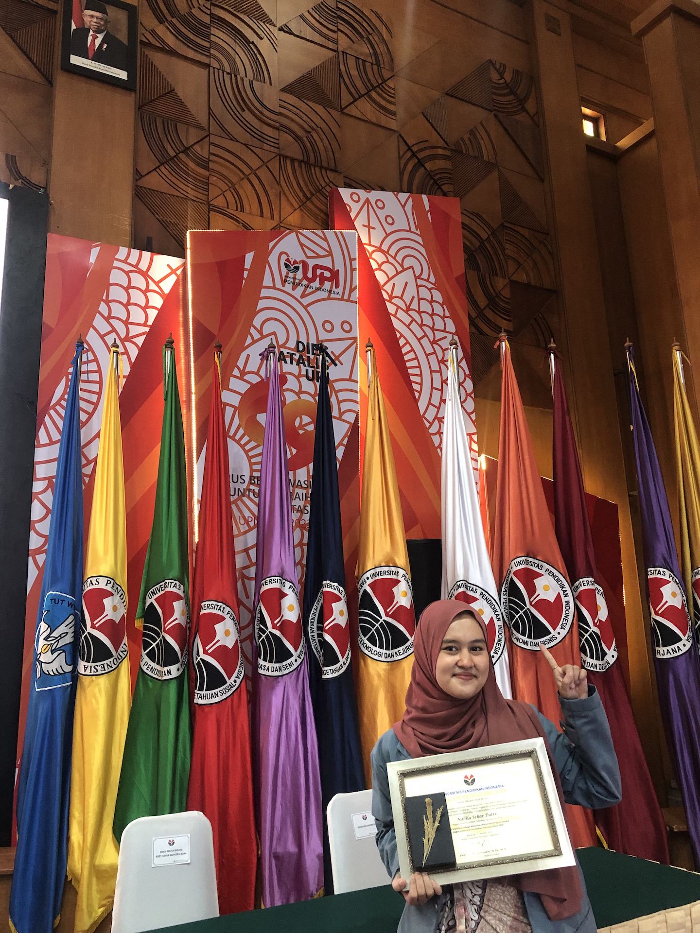 Mahasiswa FPTK, Nabila Sekar, menerima penghargaan dari Rektor pada Dies Natalis UPI 2023