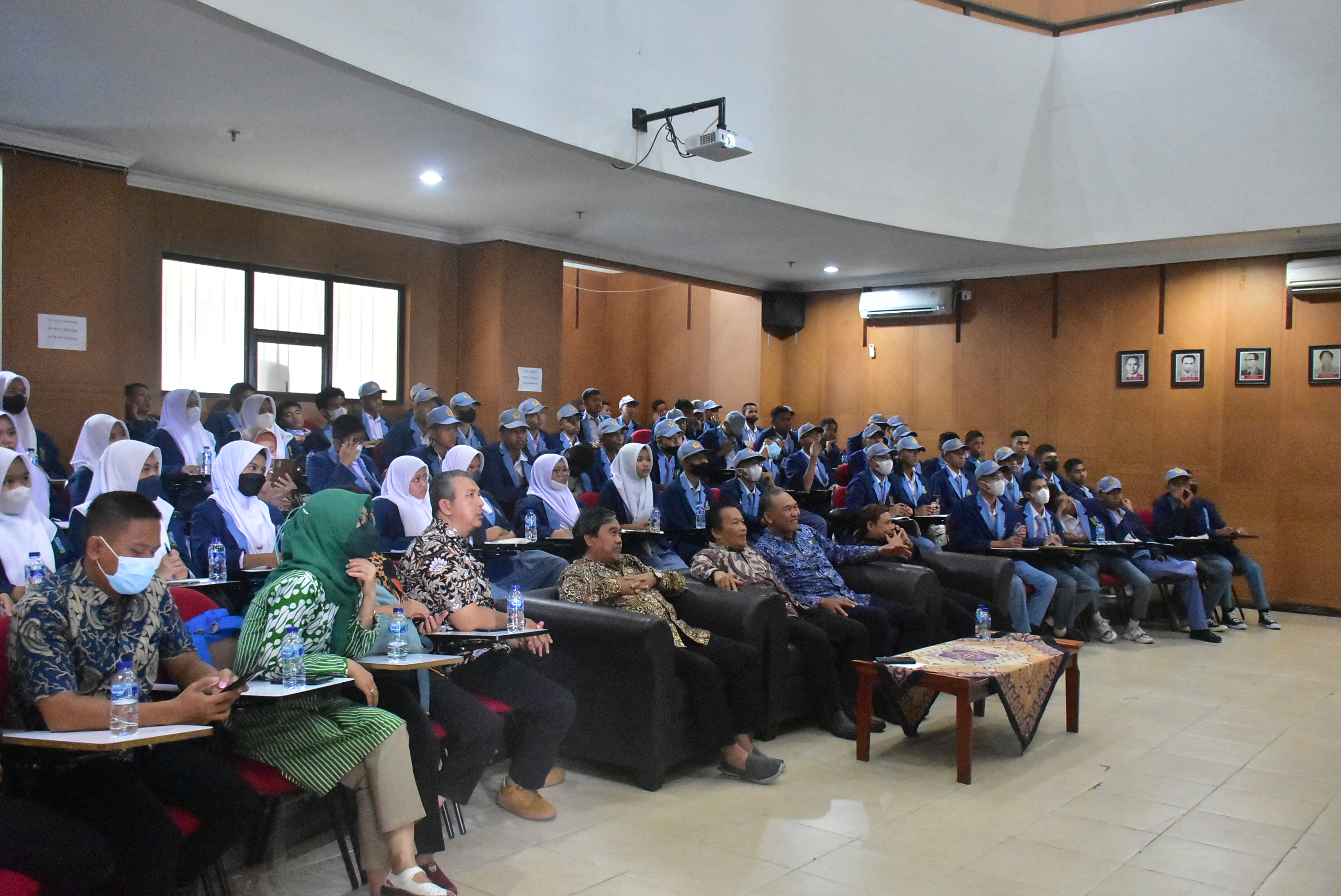 Kunjungan SMKN 2 Bogor ke Studio Gambar Manual dan Digital Departemen Pendidikan Teknik Arsitektur 