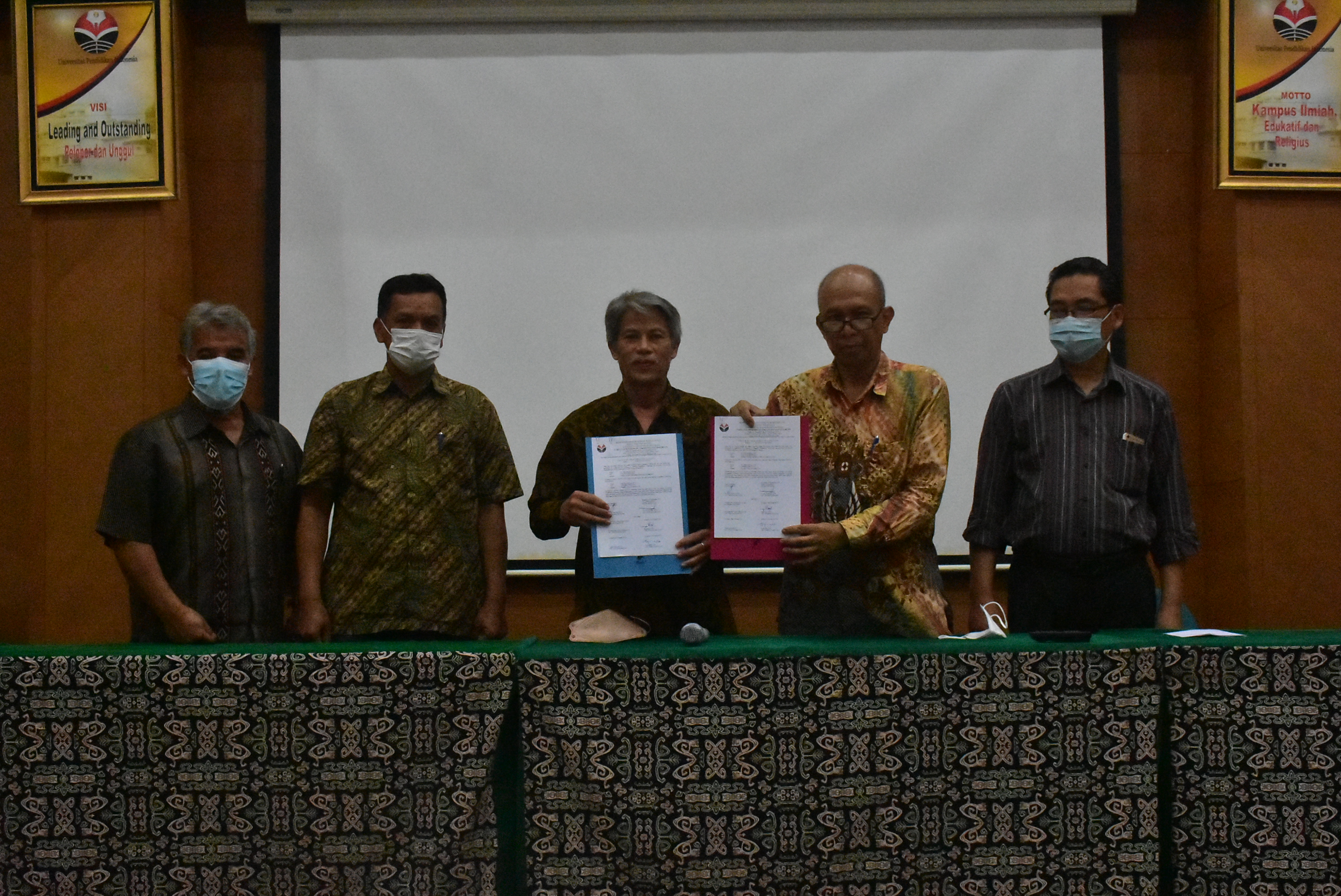 Serah Terima Arsip Statis FPTK UPI Kepada Arsip Universitas Universitas Pendidikan Indonesia