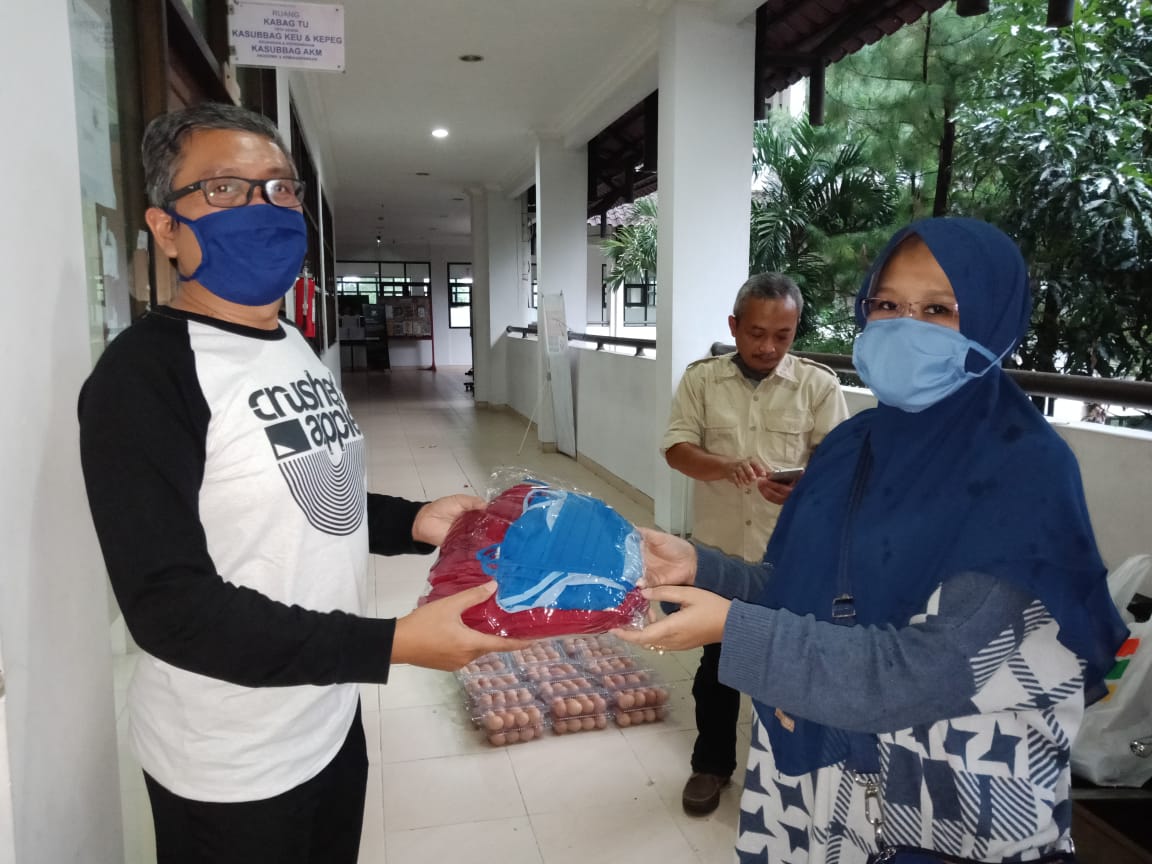 Cegah Covid-19, Departemen PKK FPTK UPI Sumbang 38 Lusin Masker 