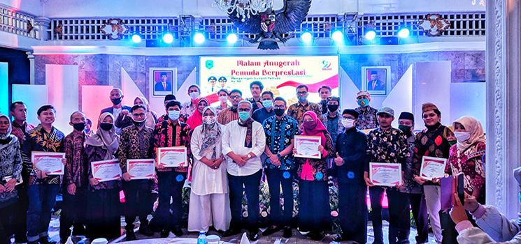 Dyla Aliffah Safitri Receives the Kuningan Regent Outstanding Youth Award