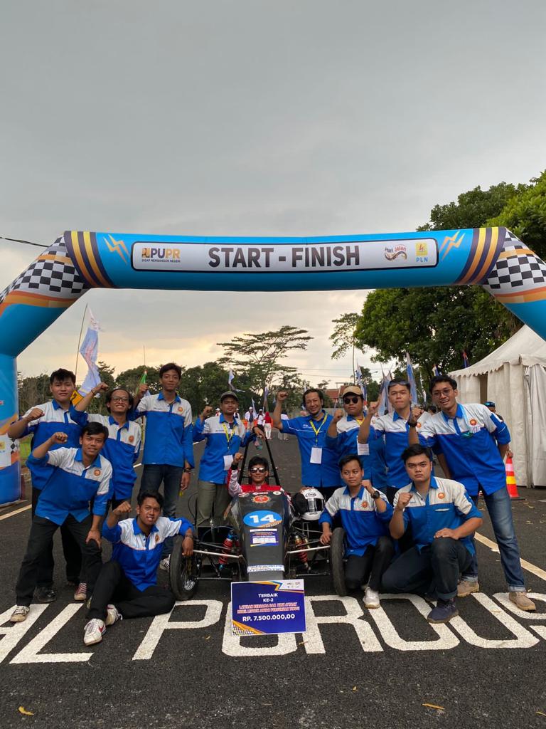 PERSEMBAHAN TROPHY JUARA DARI TARAKSA EVO-1 TIM BUMI SILIWANGI UPI PADA EKSHIBISI KENDARAAN LISTRIK ANTAR PERGURUAN TINGGI 2022