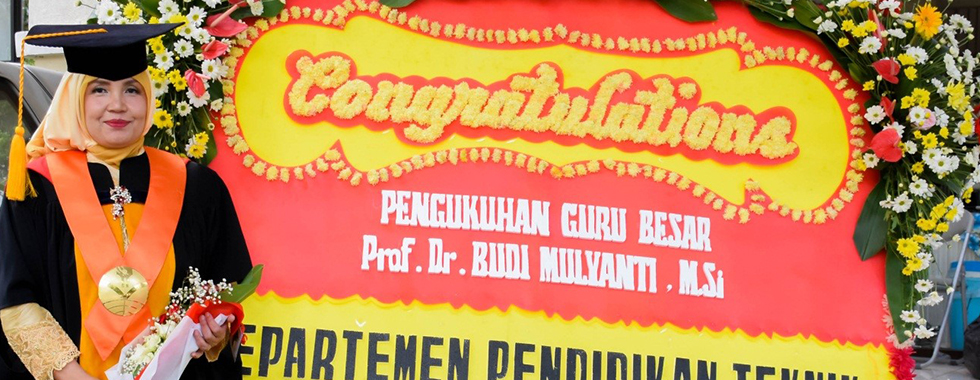 Rektor Universitas Pendidikan Indonesia lantik dan mengukuhkan Prof. Dr. Hj.  Budi Mulyanti, M.Si