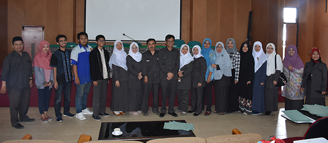 Dekan FPTK memberikan Penghargaan kepada Dosen & Mahasiswa Berprestasi