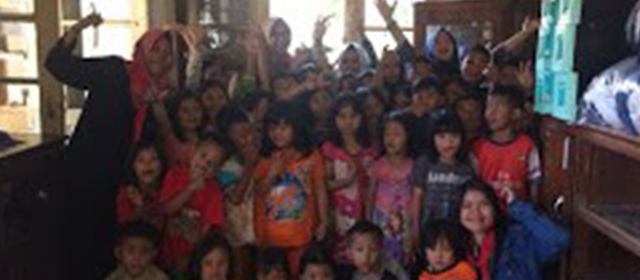 Wanita Gandawesi Berikan Trauma Healing Untuk Korban Banjir Bandung