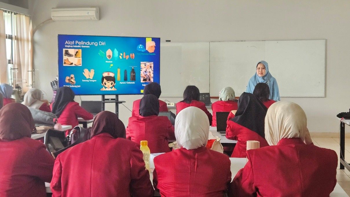 Prodi Pendidikan Tata Busana UPI Menyelenggarakan Edukasi Keselamatan Kerja dan Pengolahan Perca Kain bagi Mahasiswa Baru