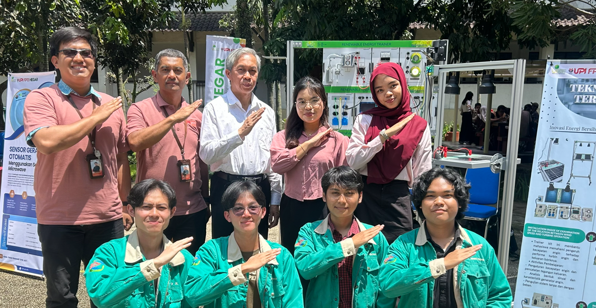 Mahasiswa Teknik Energi Terbarukan FPTI UPI menampilkan Teknologi Energi Terbarukan di acara launching FPTI HEGAR 2025