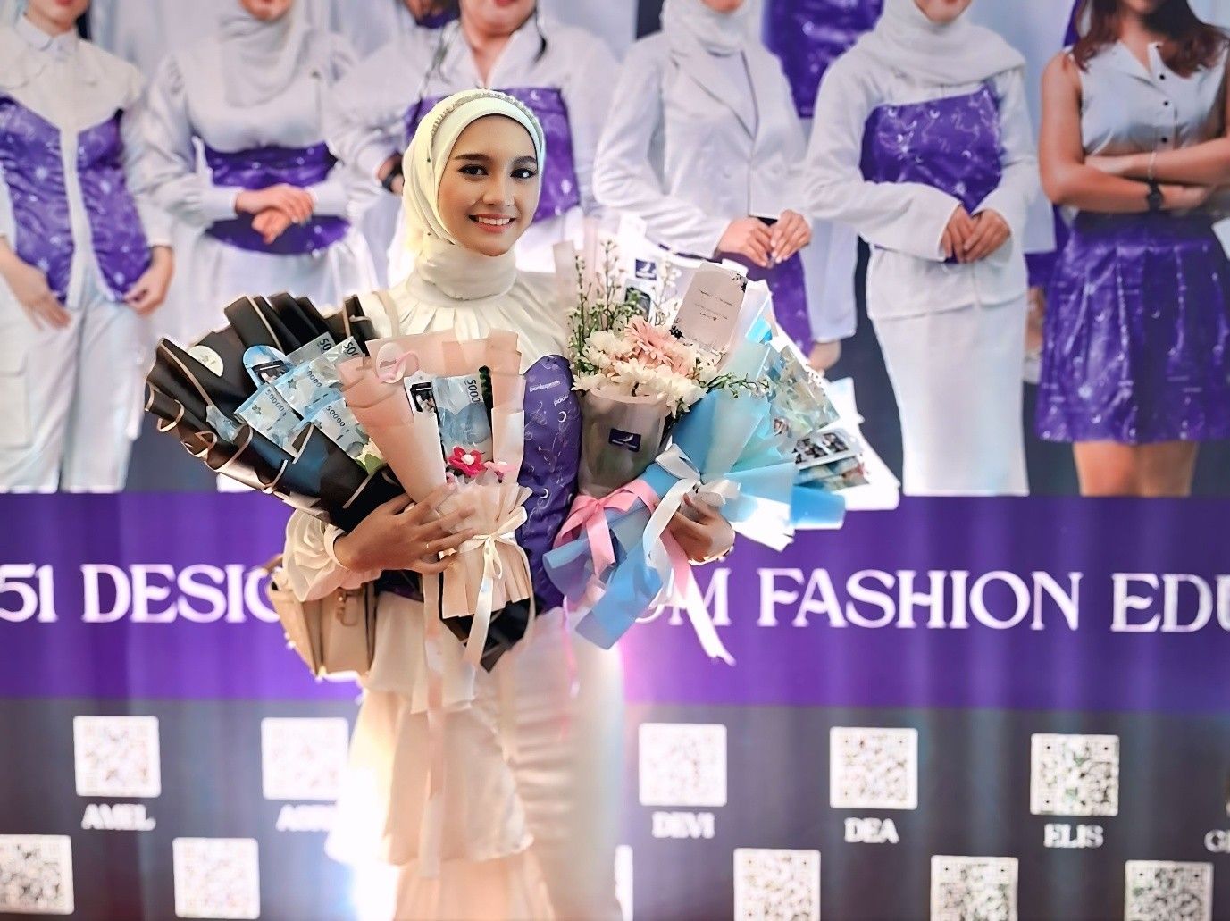 Merajut Mimpi Menjadi Sarjana Pertama Keluarga: Kisah Defi, Wisudawan Terbaik Pendidikan Tata Busana UPI