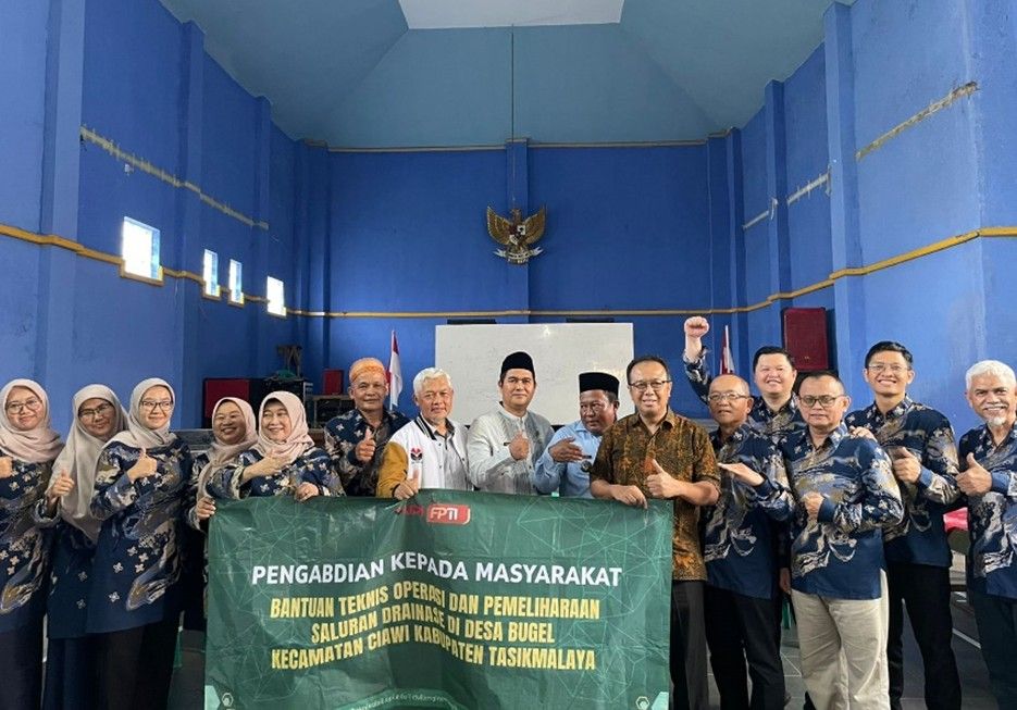 Dosen Teknik Sipil FPTI UPI Laksanakan Pengabdian Masyarakat Pemeliharaan Jaringan Drainase di Desa Bugel, Tasikmalaya