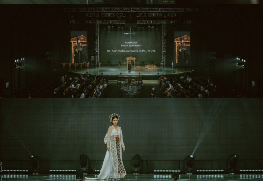 Mahasiswa Pendidikan Tata Busana FPTI UPI Tampilkan 57 Karya dalam Fashion Show “Devasana Evolva”