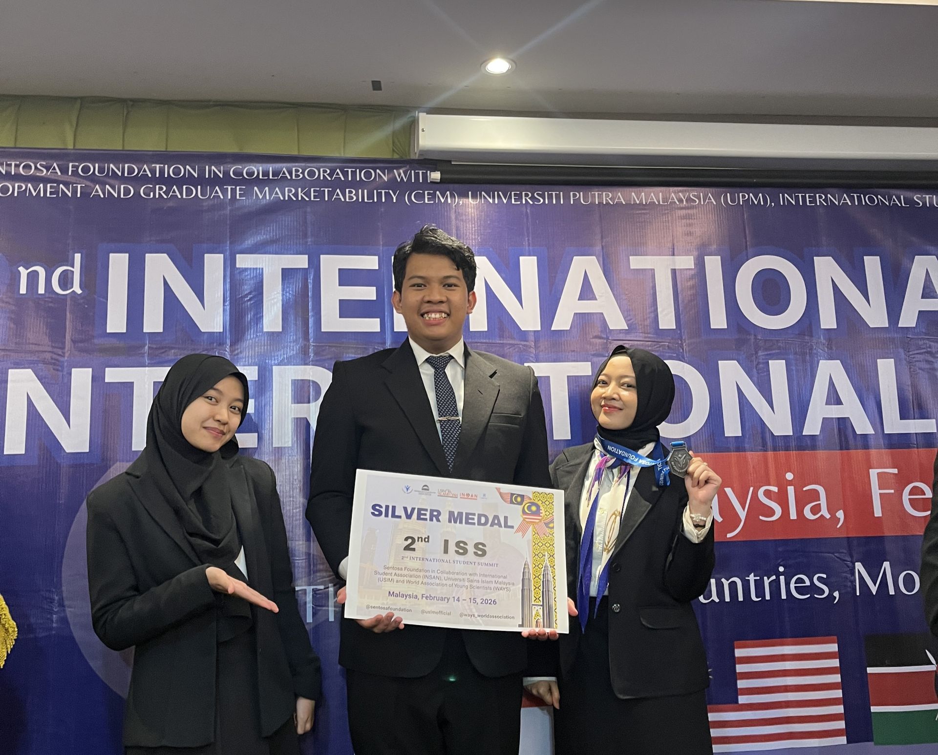 Tim CSCNext FPTI UPI Raih Silver Medal pada 2nd International Student Summit 2026 melalui Inovasi Platform Tata Kelola Rantai Pasok Sirkular