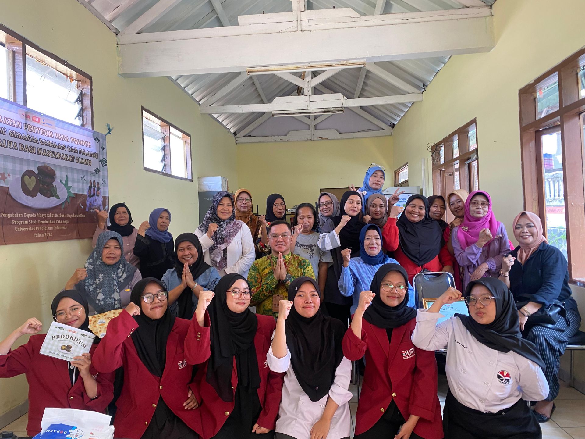 Dosen dan Mahasiswa Pendidikan Tata Boga FPTI UPI Dorong Inovasi Pangan Lokal melalui Penyuluhan BROOKIEUM bagi Ibu-ibu PKK Babakan Ciamis