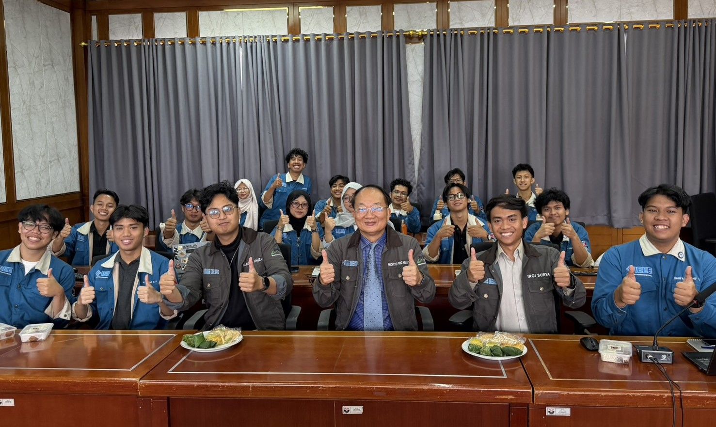 Kuliah Umum IEEE SMC Distinguished Lecturer Bahas Penerapan AIoT dan LLM di FPTI UPI
