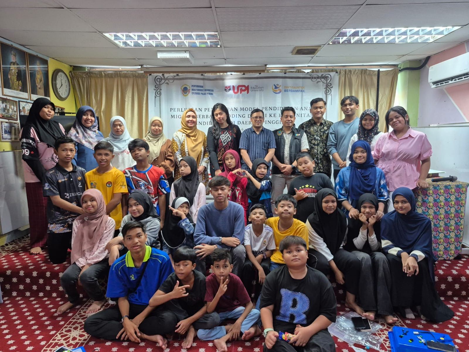 Grup Riset ADMEE FPTI UPI Perluas Dampak Internasional melalui Pengabdian Masyarakat Berbasis Coding dan AI di Malaysia
