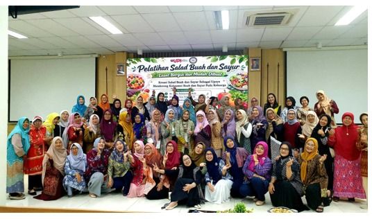 Program Studi Pendidikan Tata Boga UPI Dorong Pola Makan Sehat Keluarga melalui Pelatihan Kreasi Salad Buah dan Sayur