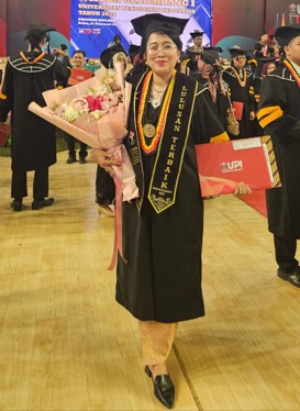 Rosdiana Wulandari lulusan terbaik berasal dari Program Studi Arsitektur Program Magister (S-2)