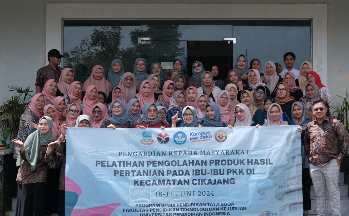 Dalam Rangka Upaya Peningkatan Produktivitas Masyarakat Cikajang Pendidikan Tata Boga UPI Menyelenggarakan Pelatihan Pembuatan Produk Olahan Hasil Pertanian