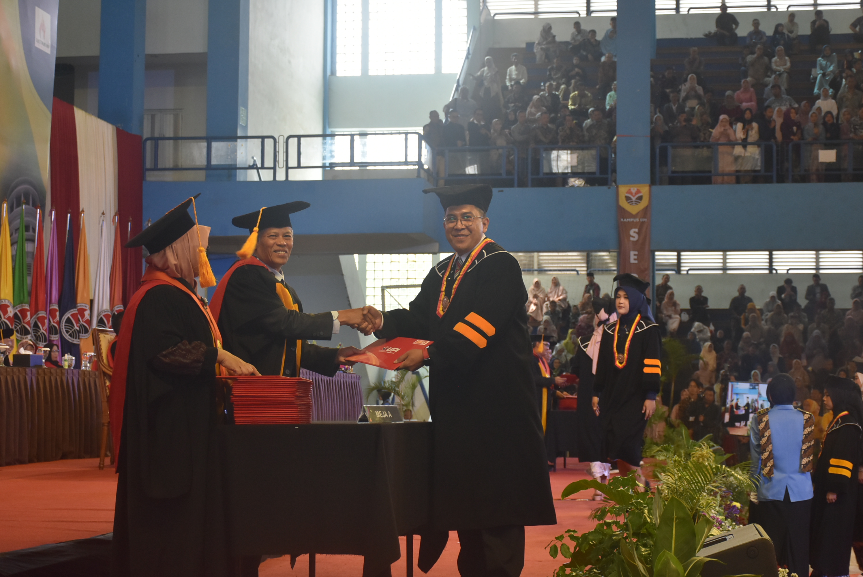 Ivan Zubeil Baiezt Lulus 3 Semester dan Sukses jadi Wisudawan Terbaik Prodi Magister Arsitektur