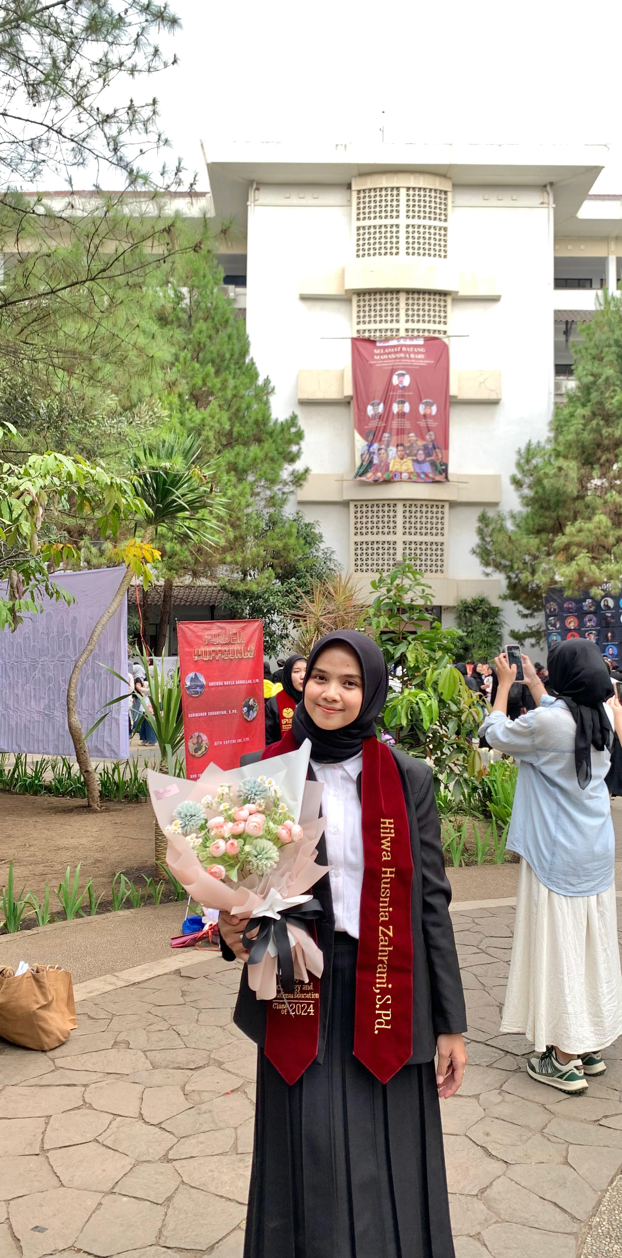 Hilwa Husnia Zahrani raih gelar sarjana dengan predikat cumlaude