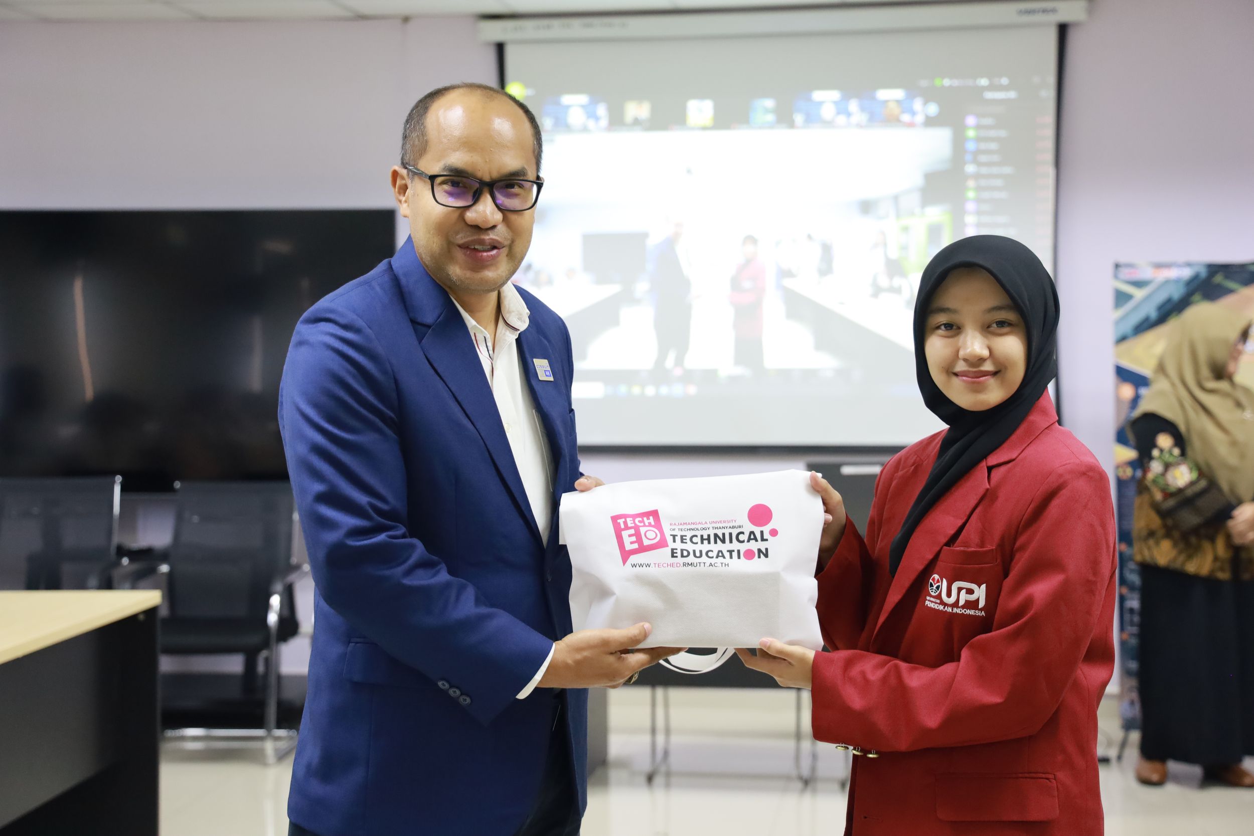 FPTI UPI turut serta dalam kegiatan RAVTE International Student Workshop: Exploring AI Technologies and Innovations secara offline di kampus Rajamangala University of Technology Thanyaburi (RMUTT) Thailand