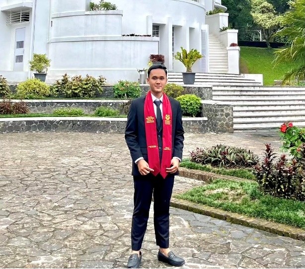 Meraih Mimpi di Dunia Teknologi: Kisah Ridwan Faisal, Wisudawan Terbaik FPTI UPI
