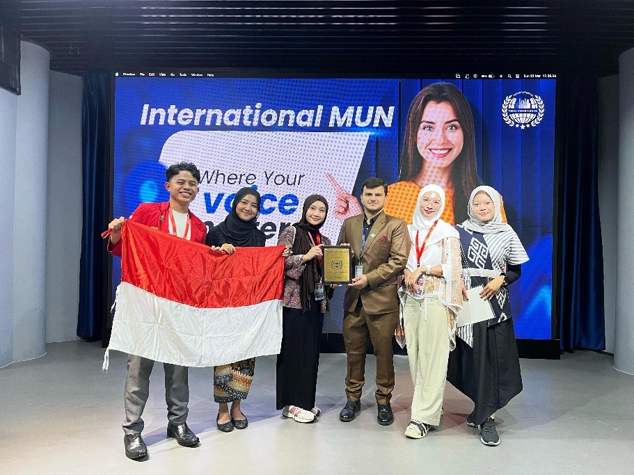 Dua Mahasiswa Program Studi Pendidikan Teknik Arsitektur Berprestasi dalam International Model United Nations di Vietnam