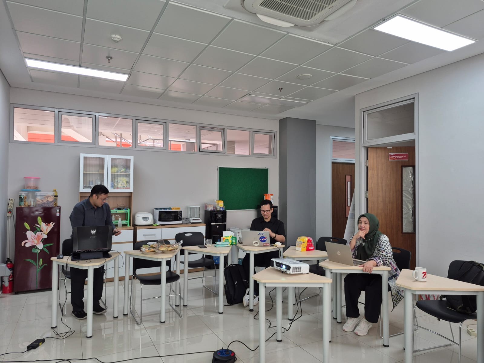 Tim Riset FPTI UPI Datangkan Narasumber FGD dari National University of Singapore (NUS) Membahas Potensi Surface Interaction TiO₂ untuk Aplikasi Sensor