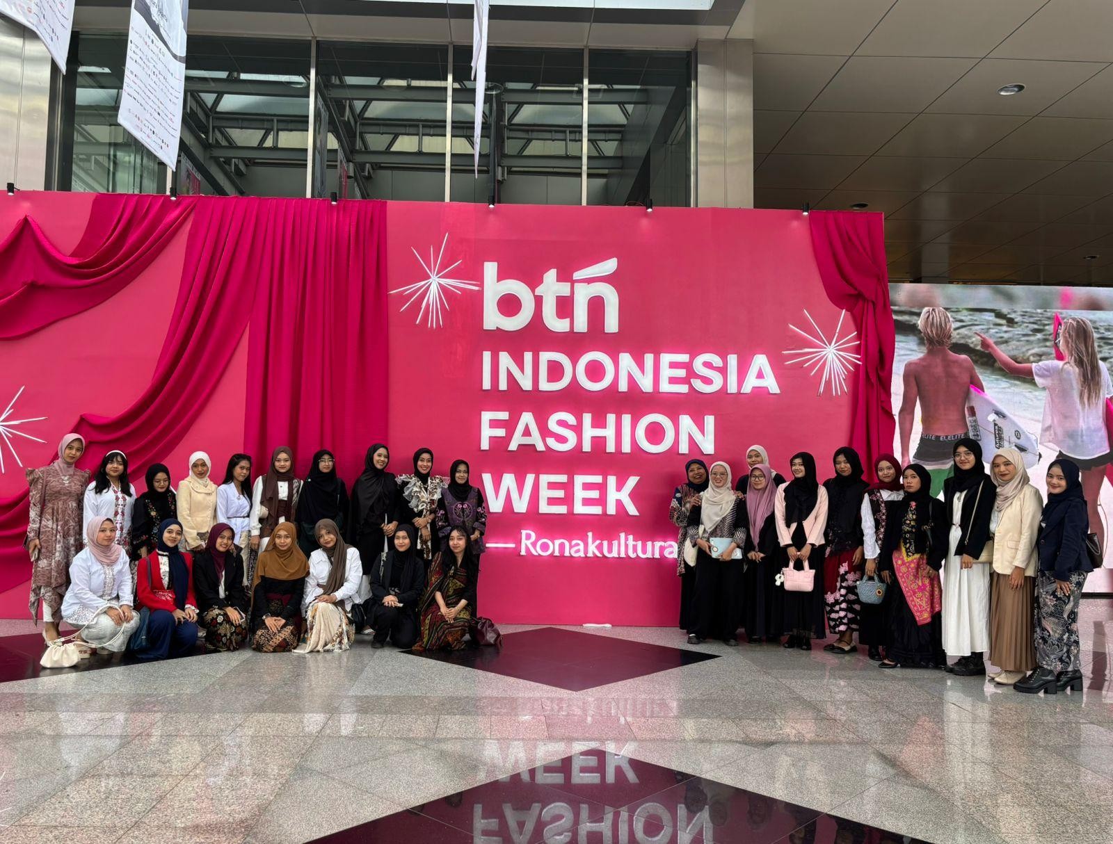 Dosen dan Mahasiswa Pendidikan Tata Busana FPTI UPI Hadiri Indonesia Fashion Week 2025 di Jakarta