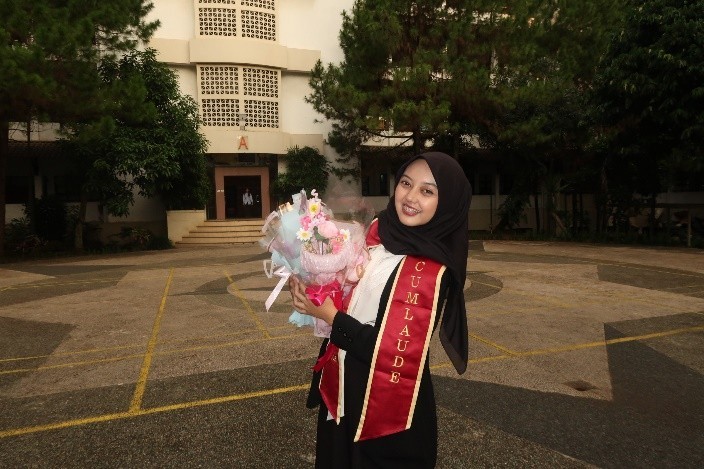 Menjahit Mimpi, Menenun Prestasi: Kisah Amelia Rida, Lulusan Terbaik Gelombang II Prodi Pendidikan Tata Busana FPTI UPI 2025