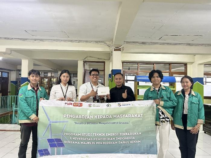 Prodi Teknik Energi Terbarukan UPI Pasang EMS di Sekolah Darul Hikam